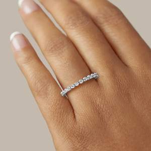 Conjunto de Punta compartida de diamante de corte redondo Semi Eternity Wedding Band para mujer - Product Image 1
