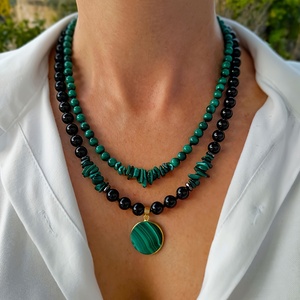 Pendentif artisanal en pierres précieuses naturelles de grande taille - Ensemble de 2 colliers à <span class=keywords><strong>double</strong></span> rangée en malachite et agate noire, multi-brins perlés - Product Image 6