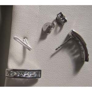 Pendientes Clásicos y Modernos con Diamantes de Imitación y Perlas en Aleación de Zinc Chapada en Oro y Rodio para Bodas y Fiestas - Product Image 1