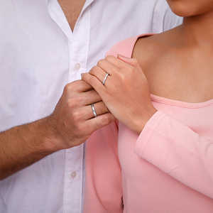 Bague de couple géométrique élégante Forever Us pour homme en argent de haute qualité avec finition rhodiée sophistiquée et pierre cachée - Product Image 4