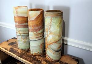 Lámpara de mesa hecha a mano de ónix verde marrón Tonos naturales únicos y venas Cilindro de piedra de alabastro blanco Producto de Venta caliente - Product Image 6