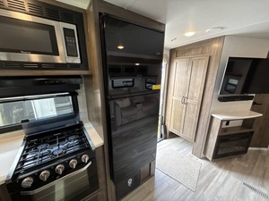 Camping-car remorque d'occasion 2024 Foorest River Rockwood Ultra Lite 2608BS - Product Image 2