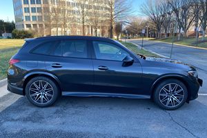 Mercedes-AMG GLC 43 AWD 2024 Usado, Color Rojo y Interior Negro, Equipamiento de Alta Gama, Sin Modificaciones - Product Image 2
