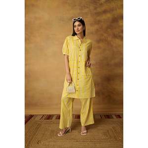 Ensemble coordonné rayé citron pour femme – Tenue décontractée quotidienne, coupe décontractée, en coton tissé, 2 pièces : haut long et short - Product Image 6