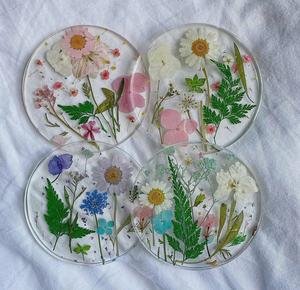 Posavasos Ecológico de Flores Doradas, Diseño Floral Elegante, Artesanía de Resina Pintada a Mano, Flores Secas Doradas - Product Image 2