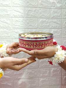 Caja de recuerdo decorativa de acero inoxidable para Haldi Sangeet Ceremonia Cajas de brocado para dulces Frutas secas Laddu Chocolate Favor indio - Product Image 5