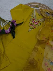 Conjunto de Kurti, Pantalón y Dupatta de Seda Georgette con Bordado Intenso, Largo hasta la Rodilla, Listo para Fiesta, Disponible en Stock - Product Image 6