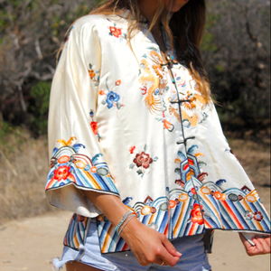 Chaqueta de cama bordada a mano asiática Hermoso bordado Satén de seda muy detallado Excelente Estilo Vintage - Product Image 1