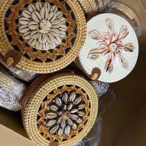 Sac en rotin fabriqué à la main avec un matériau tissé naturel parfait pour les sorties à la plage style décontracté fabriqué au Vietnam - Product Image 1