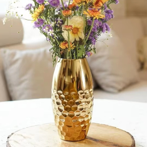 Vase design élégant en or Accent décoratif multi-usage pour table à manger Salon Bureau Réception et intérieurs d'hôtel - Product Image 1