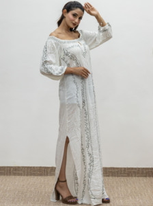 Robe classique longue caftan brodée en viscose à manches courtes et coupe douce et fluide pour un look décontracté, chic et confortable pour l'été - Product Image 3