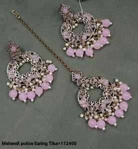 DERNIÈRE CONCEPTION INDIENNE TRADITIONNELLE ET À LA MODE AVEC BOUCLES D'OREILLES DE PERLES BOUCLES D'OREILLES CHANDELIER MANGTIKKA ENSEMBLE POUR FEMMES FILLES - Product Image 1