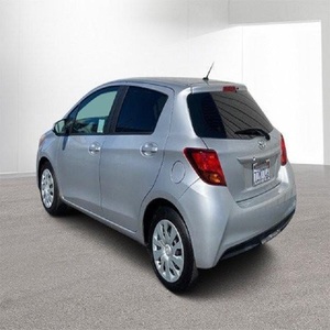Toyota Yaris Hatchback 2015 d'occasion, boîte automatique, sièges en cuir, intérieur foncé, taille des pneus R16, conduite à gauche - Product Image 2
