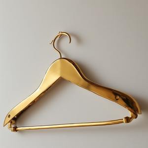 Percha de Metal de Latón Resistente con Soporte de Peso Equilibrado, Estabilidad de un Solo Nivel para Uso Diario en Balcón, Tienda de Ropa, Cocina - Product Image 1