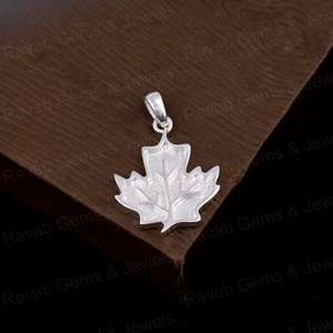 Pendentif en argent véritable 925 fait à la main avec sertissage en forme de feuille d'érable, résine, souvenir de cendres, bijoux au design magnifique, cadeau pour la fête des mères - Product Image 6