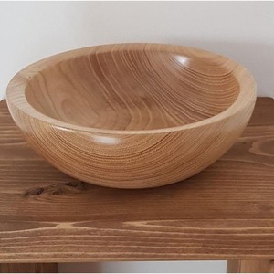 Cuenco de madera pesado para ensalada de frutas con acabado minimalista y textura audaz para una experiencia gastronómica orgánica en el hogar - Product Image 1