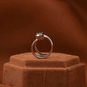 แหวนหมั้นบายพาสทองคำแท้18KT มีเพชรสีเขียวกลมปลูกในห้องปฏิบัติการขนาดเล็กเพชรที่สร้างการรับรองโดย IGI - Product Image 6