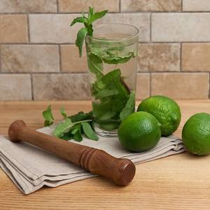Muddler à cocktail en bois naturel de qualité supérieure, outil de bar traditionnel robuste pour un écrasement efficace des herbes, des agrumes et des boissons artisanales - Product Image 4