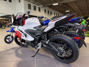 Meilleure offre : Moto sportive neuve YZF-R3 à vendre avec garantie, livraison immédiate disponible - Product Image 1