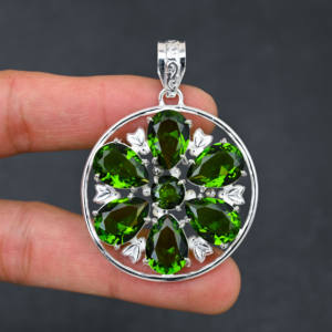 Pendentif en péridot vert de laboratoire fait à la main en plaqué argent 925 Bijoux de créateur Cadeau élégant pour femmes et filles - Product Image 1