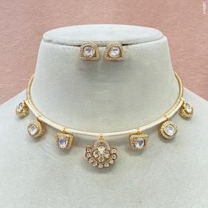 Conjunto de collar Kundan con acabado Dorado de la mejor calidad de diseñador con pendientes para la colección de ropa de fiesta de boda para mujer - Product Image 1