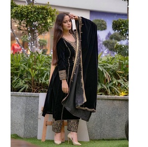 Ventes en gros de costumes pour femmes en velours de viscose lourd de qualité supérieure, au toucher doux, avec des broderies élégantes, robe pour les événements de mariage - Product Image 1