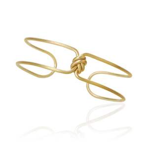 Bracelet en métal tendance conçu pour les jeunes adultes, les amateurs de mode à la recherche d'un bijou élégant, confortable et au quotidien - Product Image 6