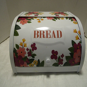 Una caja de pan de metal clásica, perfecta para almacenar sus panes favoritos. Su diseño funcional la convierte en una gran adición a cualquier cocina. - Product Image 1