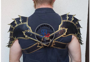 Armadura Medieval de cuero para Cosplay de hombre, protector de cuero de Color negro, diseño de latón, brazo y hombro, regalo de Halloween - Product Image 2