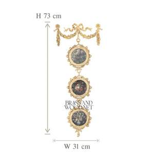 Cadres muraux ornés en laiton doré ensemble décoratif avec plusieurs œuvres florales en porcelaine décoration vintage faite à la main design de luxe - Product Image 5