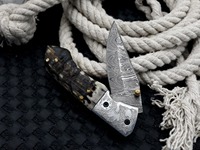 Couteau pliant à lame en acier damassé Design laser fait à la main avec manche en corne et gaine en cuir personnalisable pour EDC et la chasse