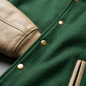 Veste universitaire premium verte en laine avec manches en cuir, col et poignets en tricot côtelé, fermeture à boutons-pression, logo personnalisé, streetwear, vêtement d'extérieur - Product Image 4