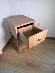 Table de chevet artisanale moderne en bois massif, chêne blanc et noyer, avec tiroir de rangement et étagère inférieure, personnalisable pour chambre d'hôpital - Product Image 3