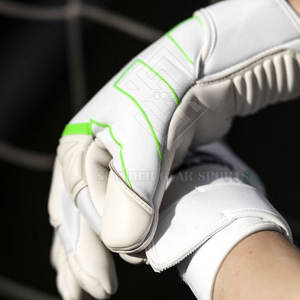 Gants de gardien de but pour hommes de haute qualité, nouveau design, fermeture à boucle et crochet antidérapante, contrôle de la préhension, paume en latex ventilée, confort du poignet - Product Image 3