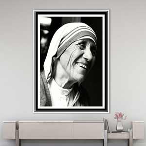 Impresión en lienzo del retrato de la Madre Teresa - Elegante arte de pared para decoración del hogar, con marco blanco - Product Image 1