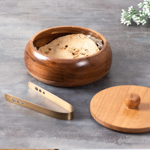 Allure Botanic Boîte à chapati en bois de teck de haute qualité Ustensiles de cuisine ronds avec couvercle détachable et pince pour le rangement des roti - Product Image 3