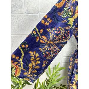 เสื้อคลุมกำมะหยี่หรูหราสำหรับทุกเพศ แบบกิโมโน กลับด้านได้ ซับในผ้าไหมนุ่ม ของขวัญฤดูใบไม้ร่วง ดีไซน์หรูหรา ลายอิคัท สีเขียวมาลิบู สีฟ้าอมเขียว - Product Image 5