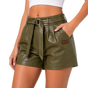Shorts de cuero sintético verde oliva de cintura alta con cinturón y bolsillos frontales estilo motociclista para mujer - Product Image 1