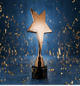 Trofeo moderno de 1er lugar en oro radiante, con un diseño dinámico de abanico y una base negra elegante, disponible a precios de mayoreo. - Product Image 2