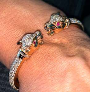 BRAZALETE UNISEX DE ORO ROSA CON DIAMANTES REDONDOS Y DE CORTES BAGUETTE DE 4.5CT - Product Image 2