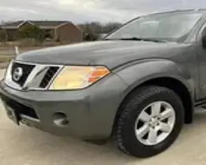 2009 Nissans Pathfinder 4.0 L V6、5.6 L V8 SUV7シーター