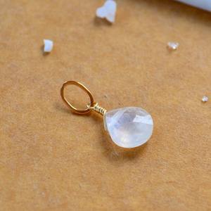 Colgante de Piedra Lunar Arcoíris en Forma de Lágrima, Gema Facetada, Piedra Natural Blanca Iridiscente, Chapado en Oro Rosa, Joyería Artesanal - Product Image 4