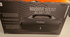 Boombox Bluetooth portable 4 haut-parleurs avec coque rigide pour utilisation en extérieur, batterie incluse - Product Image 2