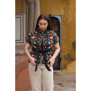 Chaleco Acolchado de Terciopelo Negro Hecho a Mano para Mujer, Prenda Exterior Elegante, Largo o Corto, con Bordado y Decoración Vintage para Primavera/Invierno - Product Image 3