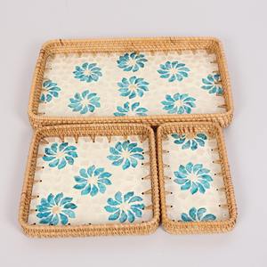 Plateaux de rangement vadrouille en rotin fabriqués à la main plateau à motif de coquillage mosaïque plateau en nacre - Product Image 1