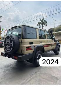Land Cruiser Double Cabine 4x4 Pickup Série 79 d'occasion en bon état - Product Image 4