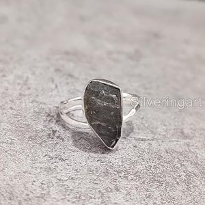 Bague pour femme en labradorite naturelle, pierre précieuse martelée, cadeau de Noël, cadeau d'anniversaire, bague en argent sterling 925, bijoux faits à la main - Product Image 4