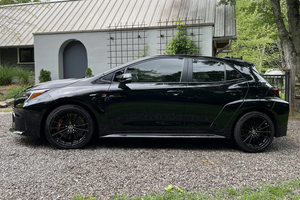 LISTO PARA CONDUCIR - USADO, VOLANTE A LA IZQUIERDA |   CONDUCCIÓN DERECHA |   TOYOTA GR COROLLA 2023 con 4300 millas - Product Image 2