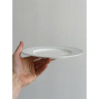 Ensemble de deux assiettes en porcelaine Villeroy & Boch, blanc et gris argenté, service élégant, décoration de table chic, vaisselle française, fabrication artisanale de haute qualité