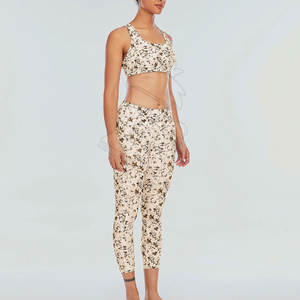 Conjunto de Yoga con estampado elegante para mujer con patrones personalizados Ajuste cómodo y tela transpirable Perfecto para el entrenamiento - Product Image 4